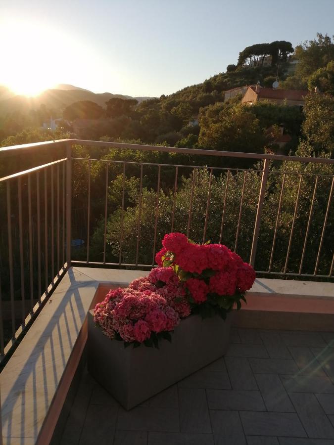 La Vie Est Belle Bed & Breakfast Finale Ligure Exterior foto